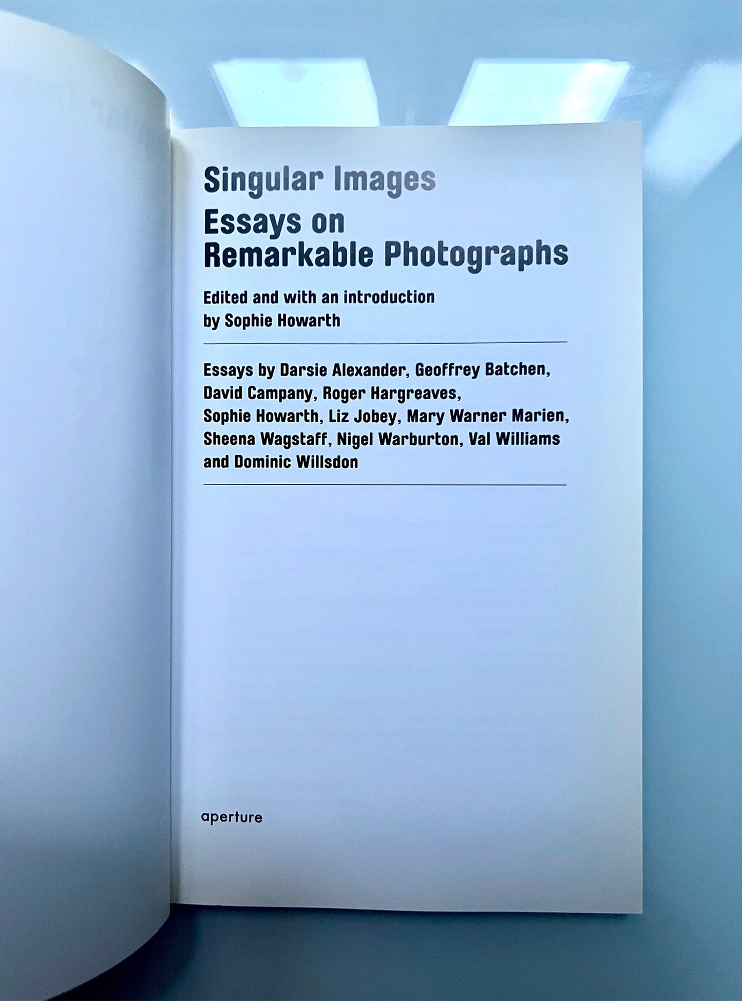SINGULAR IMAGES.ESSAYS ON REMARKABLE PHOTOGRAPHS
