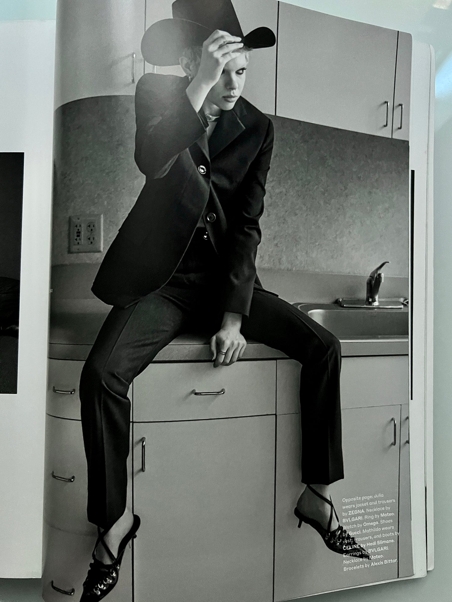 DOCUMENT MAGAZINE 22