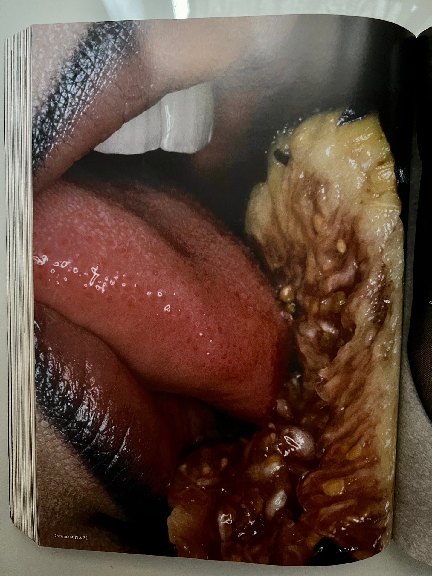DOCUMENT MAGAZINE 22
