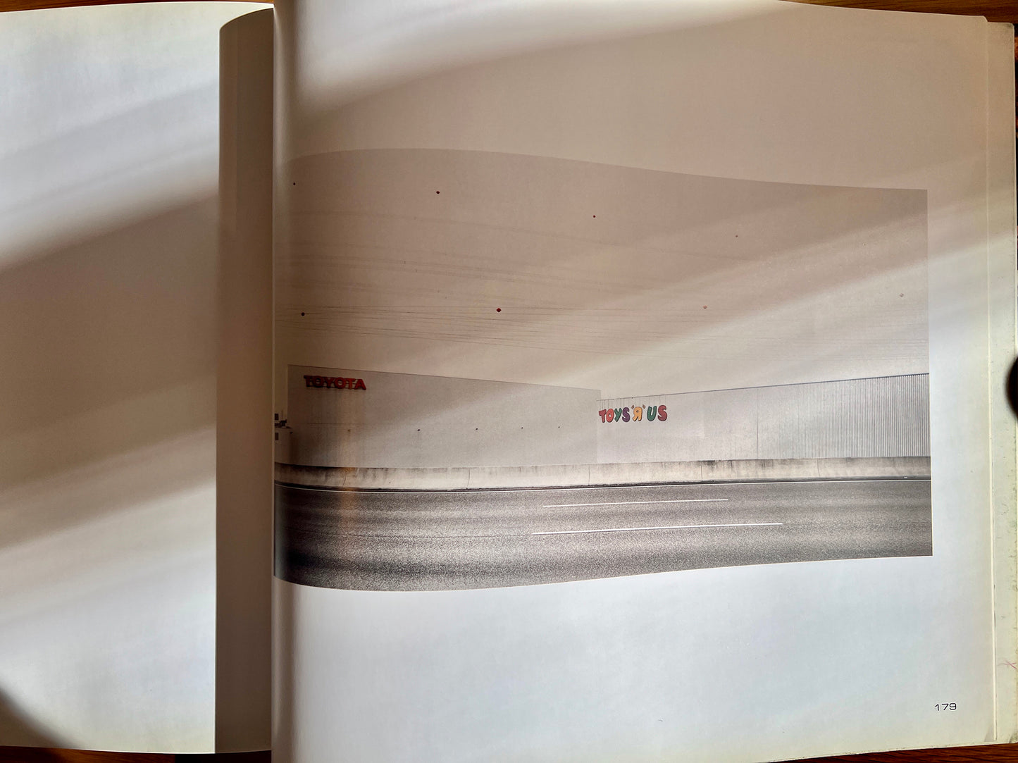 ANDREAS GURSKY Museum of modern art 2001